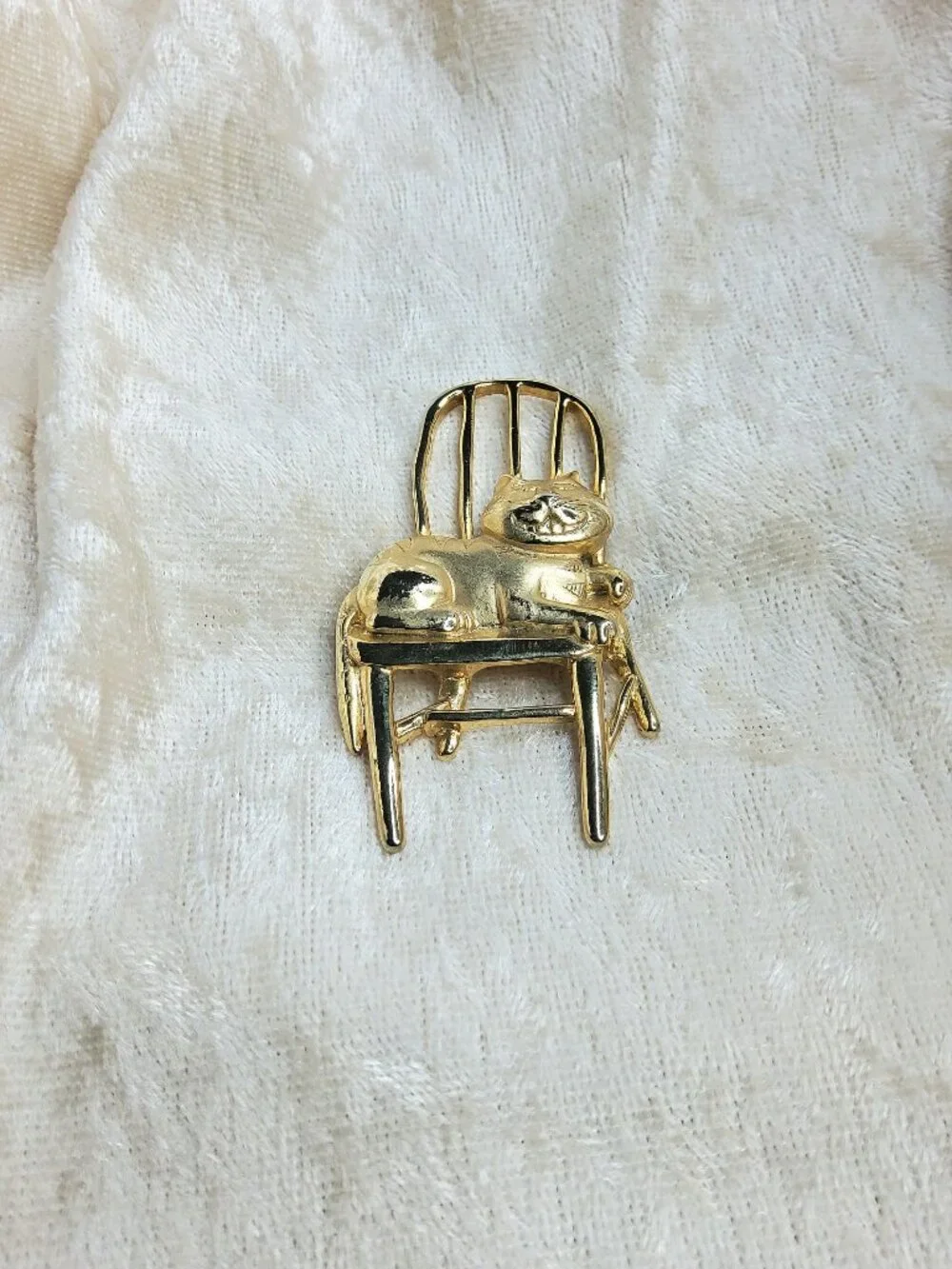 Vintage Signed JJ Jonette Goldtone Happy Smiling Cat In Chair Brooch/Pin